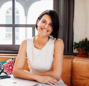 Portrait lumineux de Lisa Burri, fondatrice d’Espace La Boussole, coach de vie et accompagnante en développement personnel à Fribourg ou en ligne. Cette image illustre une posture douce, authentique et bienveillante, reflétant son approche sensible de l’astrologie, du Human Design, du coaching de vie et de la nutrition. Elle incarne un accompagnement humain et intuitif, destiné aux personnes en transition, en quête de sens, d’ancrage, de clarté et de reconnexion profonde à leur vérité intérieure.