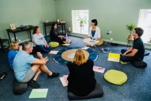 Image illustrant nos formations en astrologie en personne ou en ligne: explorez votre thème astral en profondeur Plongez dans l’univers fascinant de l’astrologie avec nos formations en astrologie conçues pour vous guider à chaque étape de votre apprentissage avec notre astrologue experimentée Lisa Burri. Que vous soyez débutant·e ou que vous souhaitiez approfondir votre compréhension du thème astral, nos formations offrent une approche claire, accessible et interactive. - Formation de base : idéale pour apprendre à lire votre propre thème astral, comprendre les signes, maisons, planètes et aspects, et poser des bases solides en astrologie. Vous repartirez avec les clés essentielles pour décrypter une carte du ciel et explorer votre chemin de vie. - Cours d’approfondissement : pour aller plus loin dans l’interprétation, découvrez des thématiques clés comme la mission karmique avec les nœuds lunaires, les dynamiques relationnelles ou encore les orientations professionnelles. Ces cours vous permettent d’affiner votre lecture et de mieux comprendre les influences astrologiques dans différents aspects de votre vie. Tous nos cours d’astrologie sont conçus pour favoriser la pratique, les échanges et une progression fluide, avec des supports pédagogiques complets, l’accès à un groupe d’échange, et même la possibilité de recevoir le cours en replay si vous ne pouvez pas y assister en direct. Inscrivez-vous dès maintenant pour rejoindre nos formations en astrologie et apprendre à lire un thème astral avec assurance et clarté !