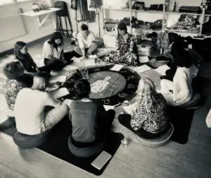 Atelier de groupe dirigé par Lisa Burri, avec des participants assis en cercle.