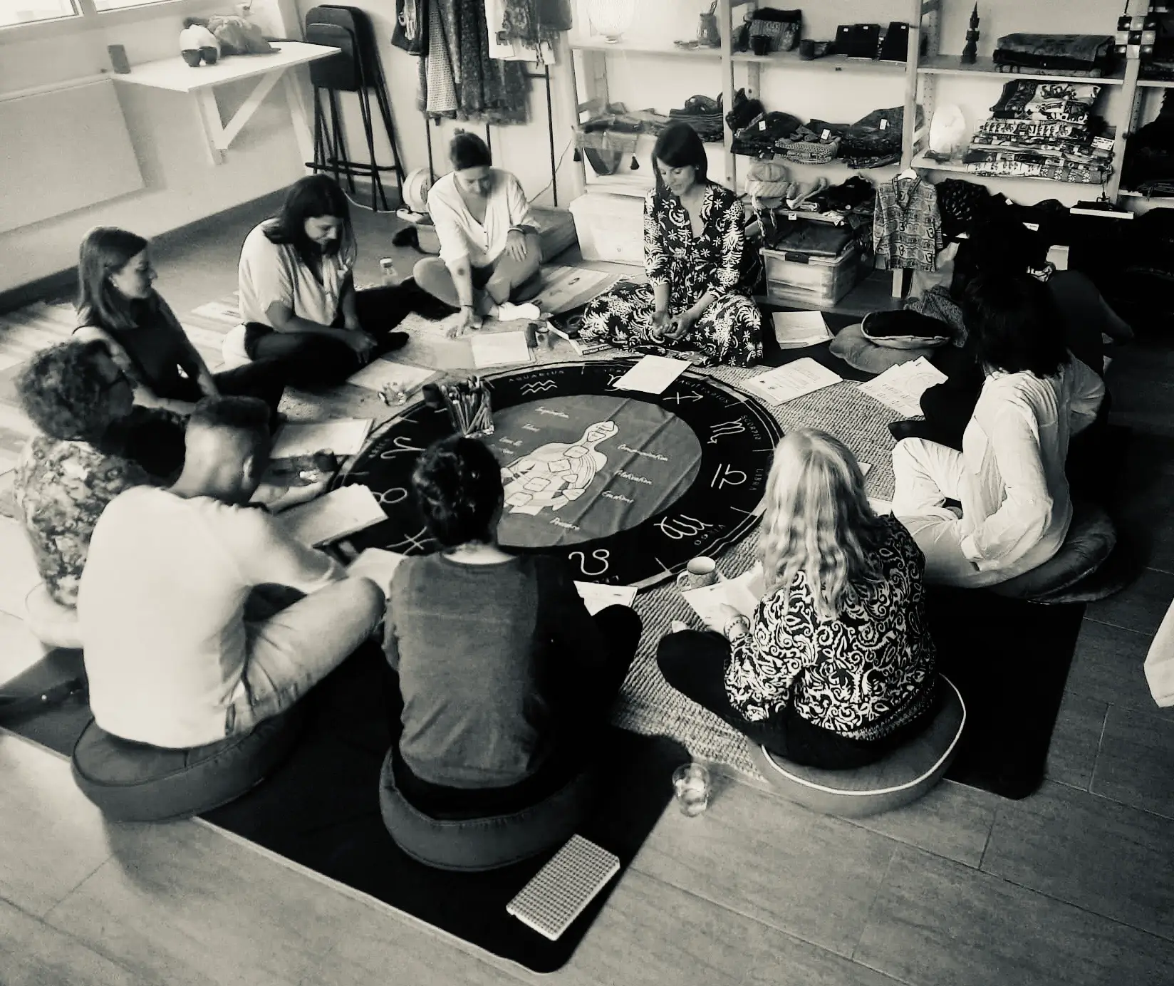 Atelier de groupe dirigé par Lisa Burri, avec des participants assis en cercle.