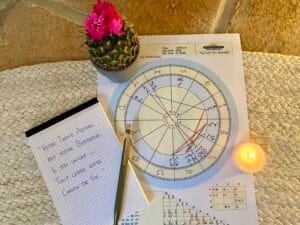 Image illustrant nos formations en astrologie en personne ou en ligne: explorez votre thème astral en profondeur Plongez dans l’univers fascinant de l’astrologie avec nos formations en astrologie conçues pour vous guider à chaque étape de votre apprentissage avec notre astrologue experimentée Lisa Burri. Que vous soyez débutant·e ou que vous souhaitiez approfondir votre compréhension du thème astral, nos formations offrent une approche claire, accessible et interactive. - Formation de base : idéale pour apprendre à lire votre propre thème astral, comprendre les signes, maisons, planètes et aspects, et poser des bases solides en astrologie. Vous repartirez avec les clés essentielles pour décrypter une carte du ciel et explorer votre chemin de vie. - Cours d’approfondissement : pour aller plus loin dans l’interprétation, découvrez des thématiques clés comme la mission karmique avec les nœuds lunaires, les dynamiques relationnelles ou encore les orientations professionnelles. Ces cours vous permettent d’affiner votre lecture et de mieux comprendre les influences astrologiques dans différents aspects de votre vie. Tous nos cours d’astrologie sont conçus pour favoriser la pratique, les échanges et une progression fluide, avec des supports pédagogiques complets, l’accès à un groupe d’échange, et même la possibilité de recevoir le cours en replay si vous ne pouvez pas y assister en direct. Inscrivez-vous dès maintenant pour rejoindre nos formations en astrologie et apprendre à lire un thème astral avec assurance et clarté !