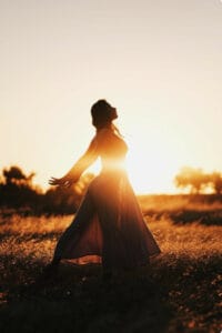 Image illustrant une séance de coaching en développement personnel combinant l'astrologie et le Human Design. Ce type d’accompagnement vise à aider la personne à mieux se connaître, à comprendre son fonctionnement unique, à identifier ses forces et ses défis, et à prendre des décisions alignées avec son essence. Grâce à l’analyse du thème astral et du schéma de Human Design, ce coaching personnalisé permet de libérer des blocages, de retrouver du sens et d’avancer avec confiance vers son épanouissement personnel.